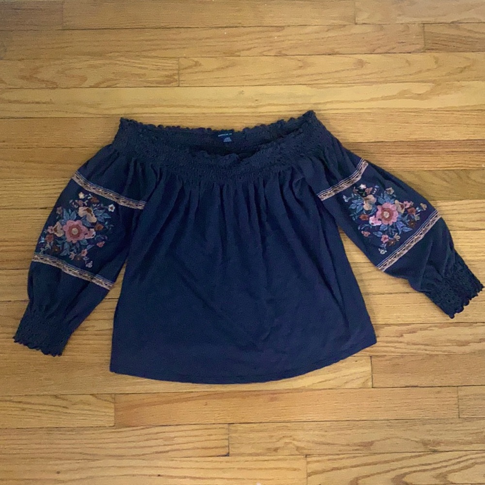 American Eagle off the shoulder top🌸